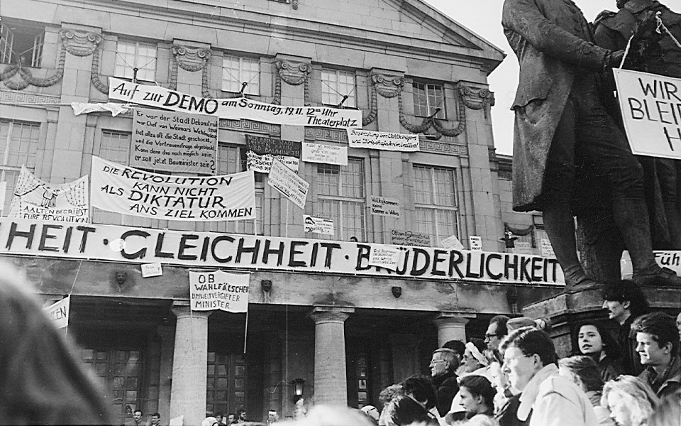 Demonstration am 19. November 1989 auf dem Theaterplatz (Foto: Walter Steiner / Stadtarchiv München)